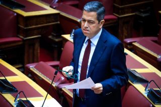 Κουμουνδούρου: κόκκινες γραμμές και κίτρινες κάρτες
